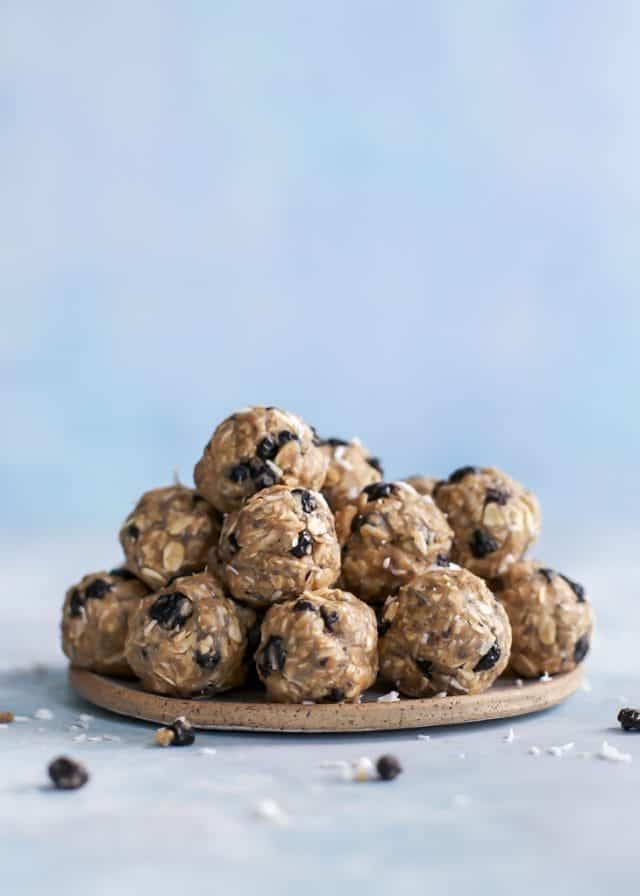Blueberry Coconut Oat Energy Balls [vegan, glutenfree] • Fit Mitten
